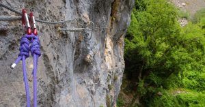 Flanqueo de la Vía Ferrata Pozo El Milar. Desfiladero de la Hermida. Picos de Europa, Cantabria.