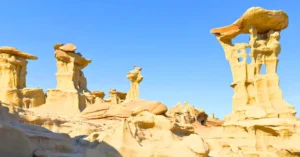 Formaciones Geológicas de Hoodoos y Trono Alienígena. Nuevo México.