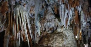 Formaciones y Espeleotemas de Estalactitas en las Cuevas.