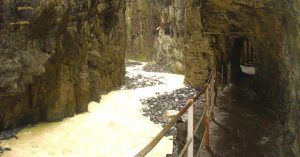 Galerías Excavadas en la Roca de la Garganta del Glaciar. Grindelwald, Suiza.