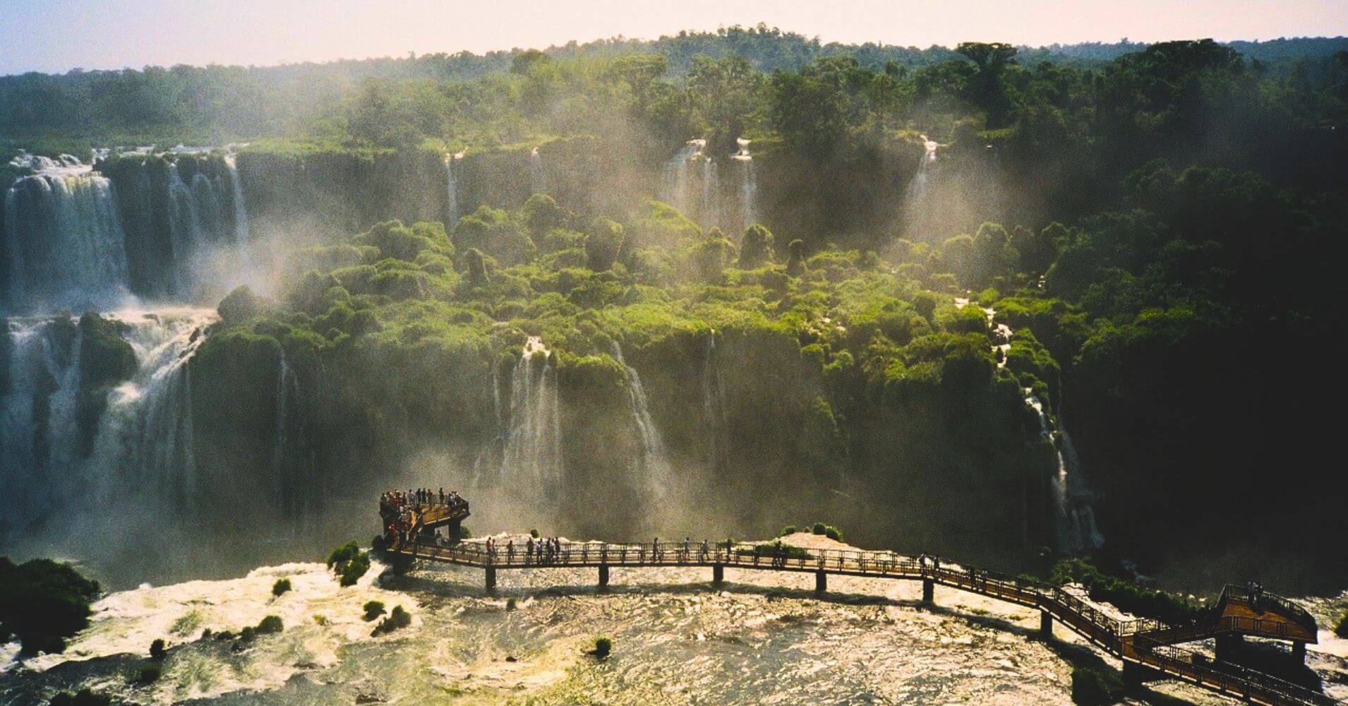Garganta del Diablo. Pasarelas del Parque Nacional de Iguazú. Brasil, Argentina. Garganta del Diablo. Pasarelas del Parque Nacional de Iguazú. Brasil, Argentina.