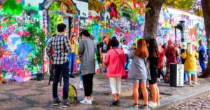 Gente Frente al Muro de John Lennon. Praga.