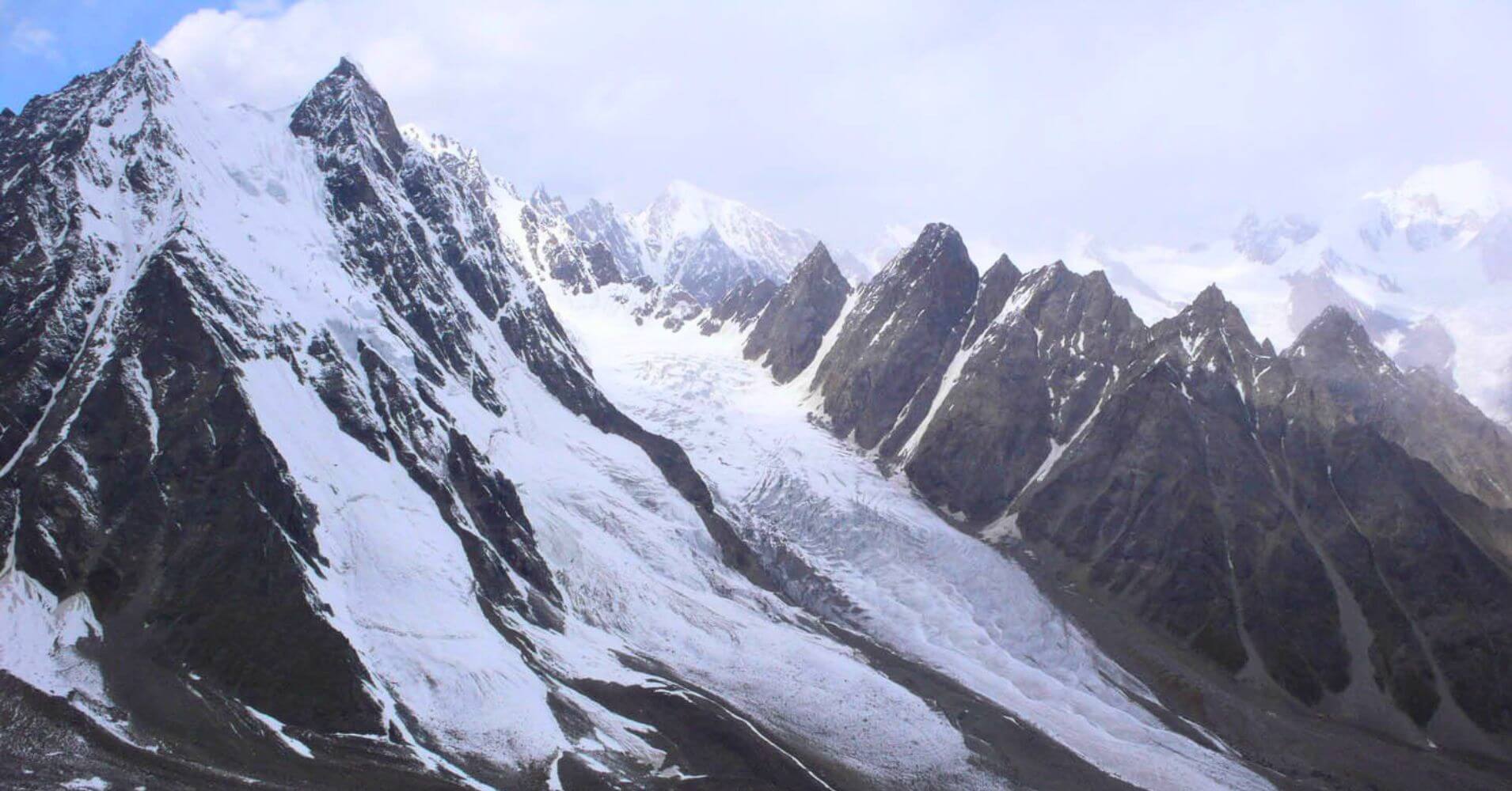 Glaciar Mounting y Pico Bondid. Región de Baltistán, Pakistán.