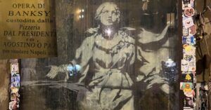 Grafiti de la Virgen de la Pistola de Banksy. Nápoles. Italia.