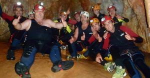 Grupo a la Salida del Paso del Anillo. Cueva de las Excéntricas, Igualeja. Málaga. Andalucía.
