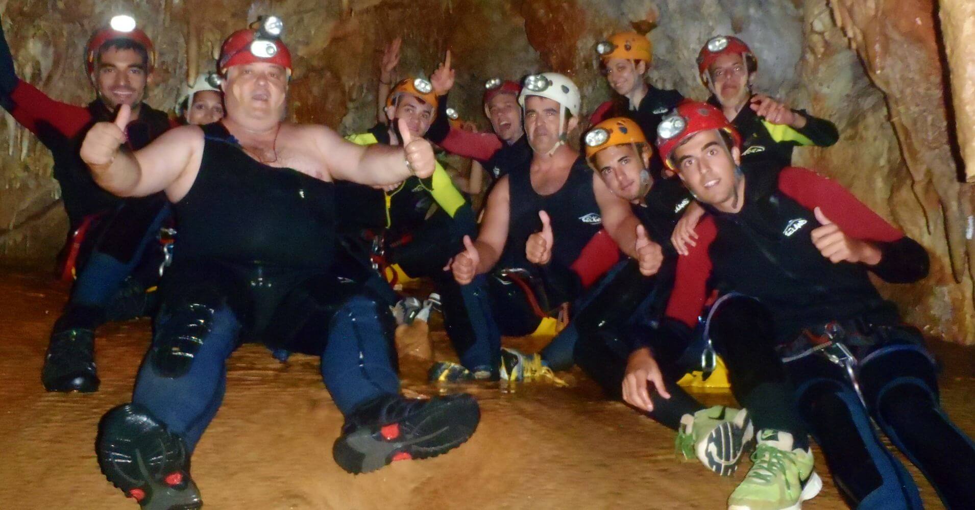 Grupo a la Salida del Paso del Anillo. Cueva de las Excéntricas, Igualeja. Málaga. Andalucía.
