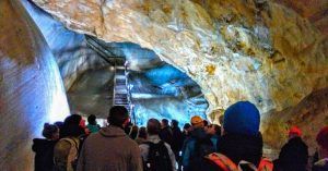 Grupo en la Cueva Glaciar Dobšinská. Parque Nacional Paraíso Eslovaco. Eslovaquia.