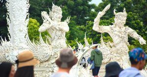 Guerreros en la entrada del Templo Blanco. Chiang Rai, Tailandia.