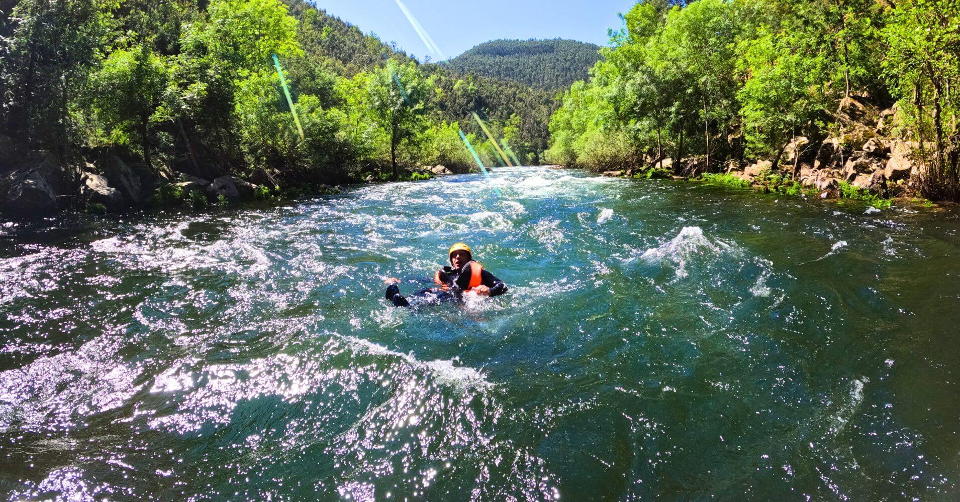 Hombre al Agua en el Rafting del Río Paiva. Geoparque Arouca. Portugal.