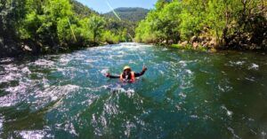 Hombre al agua en el Rafting del Río Paiva. Geoparque de Arouca. Portugal.