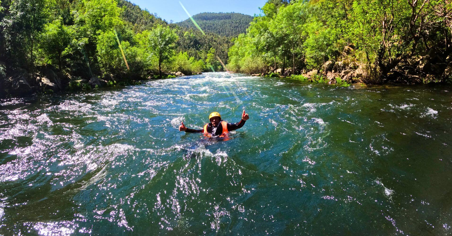 Hombre al agua en el Rafting del Río Paiva. Geoparque de Arouca. Portugal.