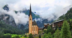 Iglesia Heiligenblut am Grosglockner, Carintia. Austria.