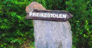 Indicador del Camino del Preikestolen. El Púlpito. Noruega.