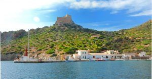 Isla de la Cabrera y Castillo de Cabrera. Islas Baleares.