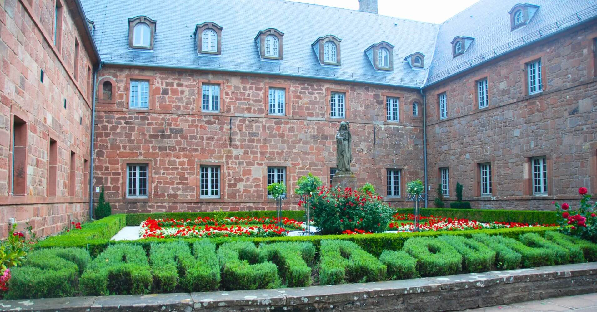Jardines de la Abadía de Hohenburg. Monte Santa Odilia. Alsacia, Francia.