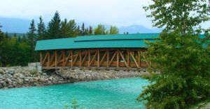 Kicking Horse Pedestrian Bridge. Parque Nacional Kootenay en Columbia Británica, Canadá.
