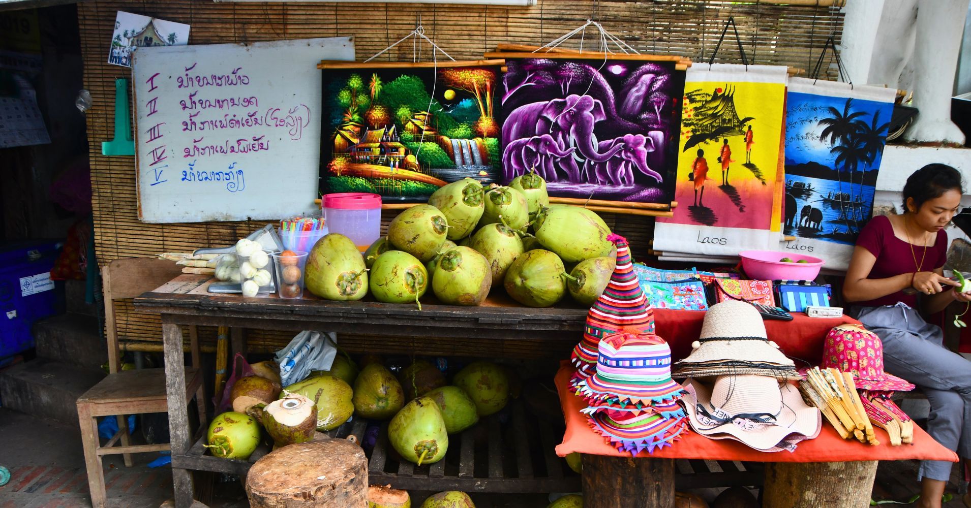 Kiosko de Fruta en la Calle Sisavangvong Road en Luang Prabang