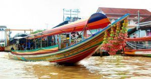 Klongs los Canales del Río Chao Phraya en Bangkok. Tailandia.