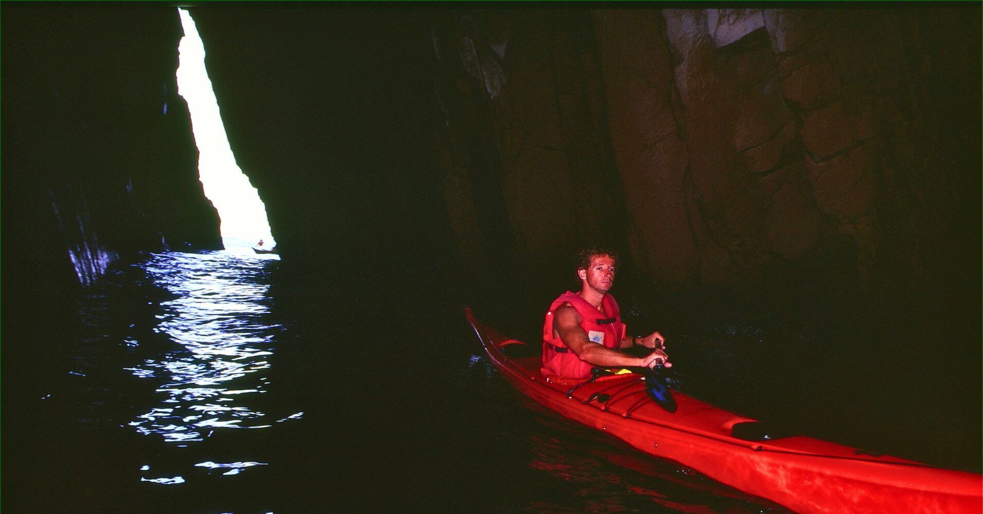 La Cueva d’ en Gispert en Kayak en Tamariu. Costa Brava. Gerona.