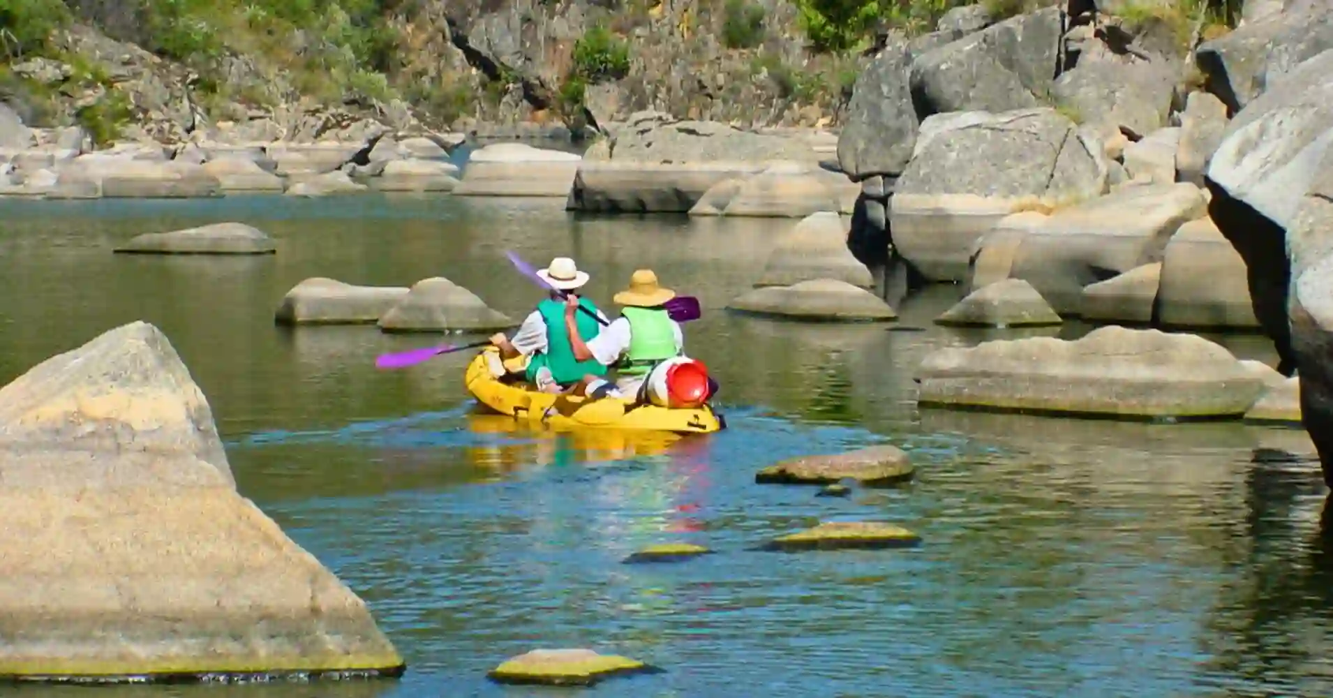 Laberinto de Piedras Flotando en el Río Huso. Ciudad de Vascos en Piragua. Toledo.