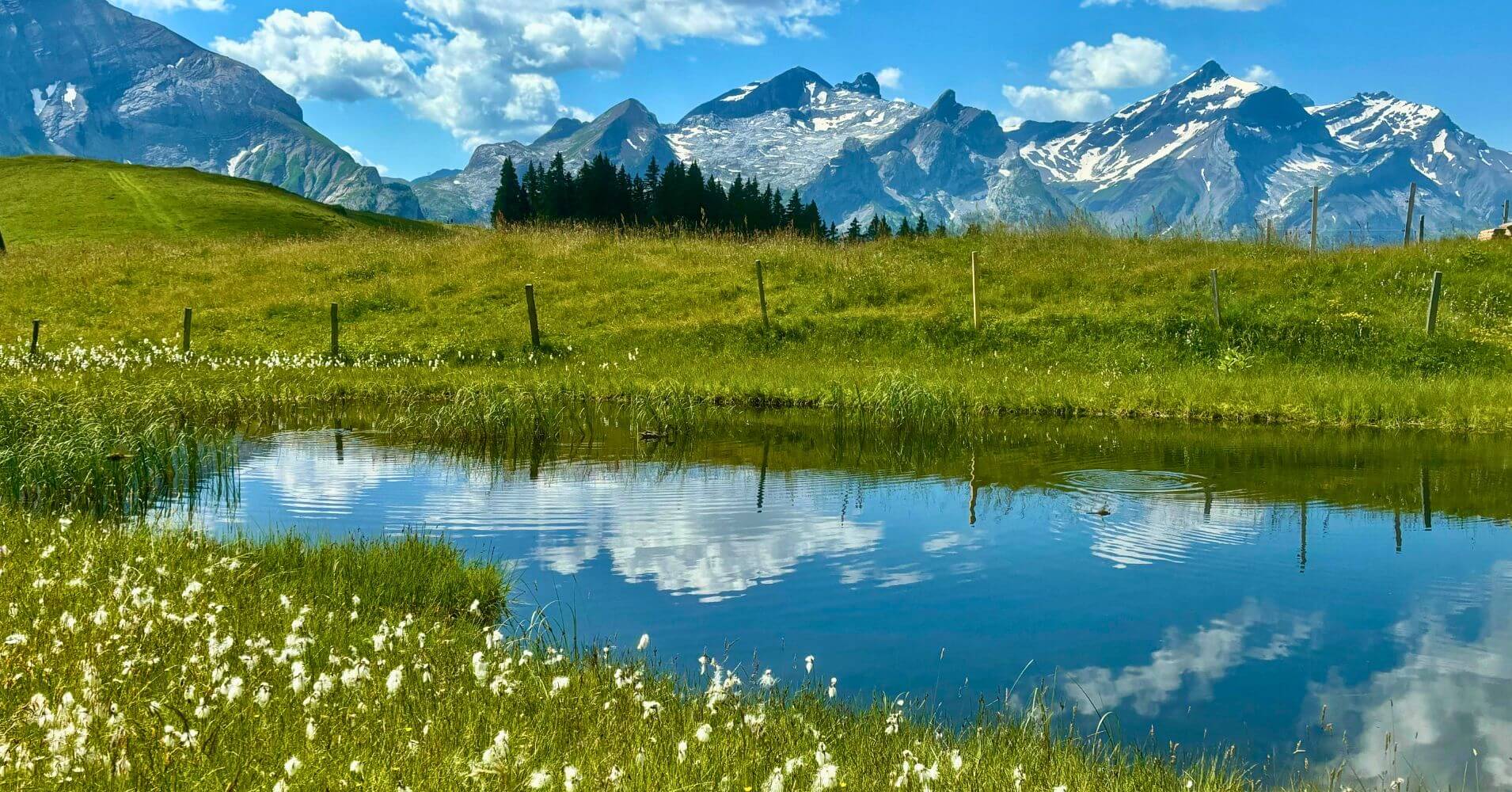 Lago Alpino en Wispile. Gstaad. Saanen en Suiza.