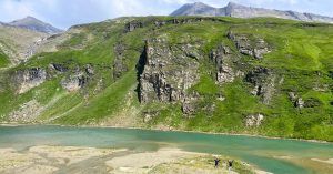 Lago Alpino Nassfeldspeicher. Grossglockner, Carintia, Austria.
