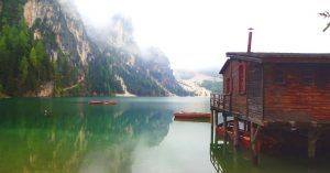 Lago di Braies. Alrededores de Cortina d' Ampezzo. Alpes Dolomitas. Belluno. Véneto. Italia.
