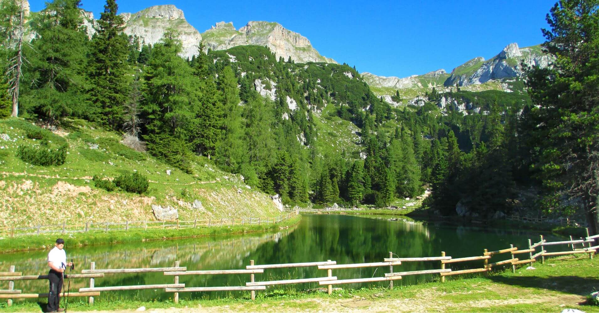 Lago en el Bosque. Montañas Rofan, Tirol. Maurach, Austria.