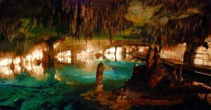 Lago Martel en las Cuevas del Drach. Isla de Mallorca. Islas Baleares.
