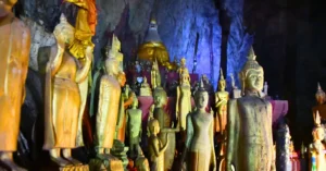 Miles de Estatuillas de Buda en las Cuevas de Pak Ou. Laos.