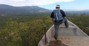 Mirando El Monasterio de El Escorial desde La Silla de Felipe II. Madrid.