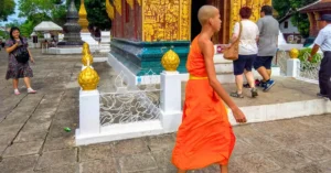 Monjes de los Templos en la Calle Sisavangvong Road en Luang Prabang