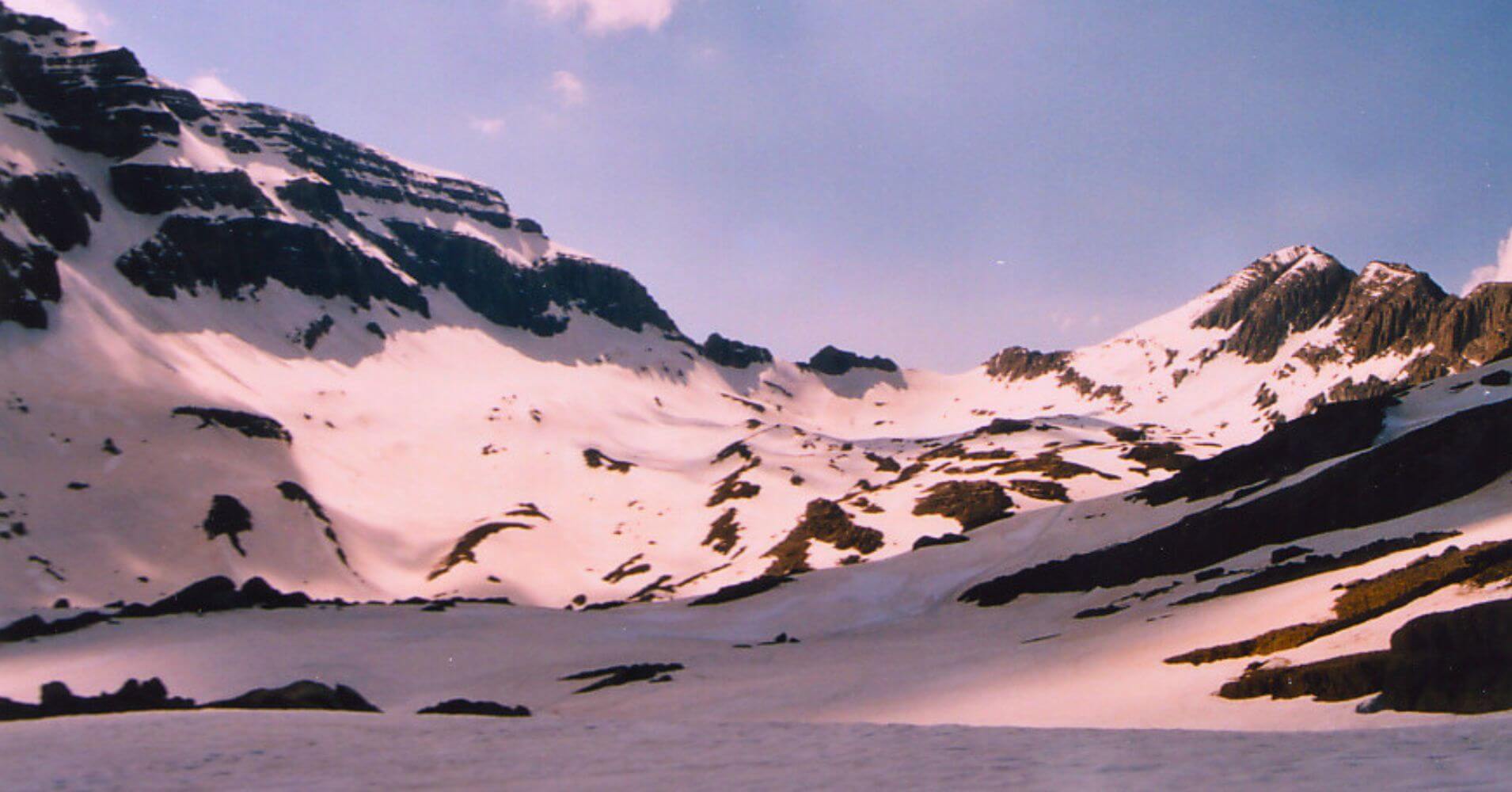Montanas Nevadas en el Lago de Márbore. Huesca.