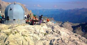 Montañeros en Cabaña Verónica. Parque Nacional de Picos de Europa. Cantabria,