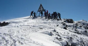 Montañeros en la Cumbre del Pico Toubkal, Marruecos.