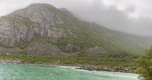 Monte y Playa de Rorvika. Lofoten, Noruega.