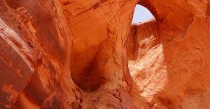 Monument Valley. Navajo Tribal Park. Valle de Los Monumentos. Cuevas. Utah, Arizona. Estados Unidos.