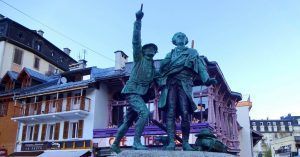 Monumento a Horace-Bénédict de Saussure y Jacques Balmat mirando la Cima del Mont Blanc en Chamonix.