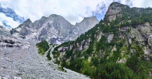Morrena y desprendimientos en la ruta del Refugio Capanna Sasc Füra. Cara Norte del Piz Badile. Valle de Bondasca. Bondo. Suiza.