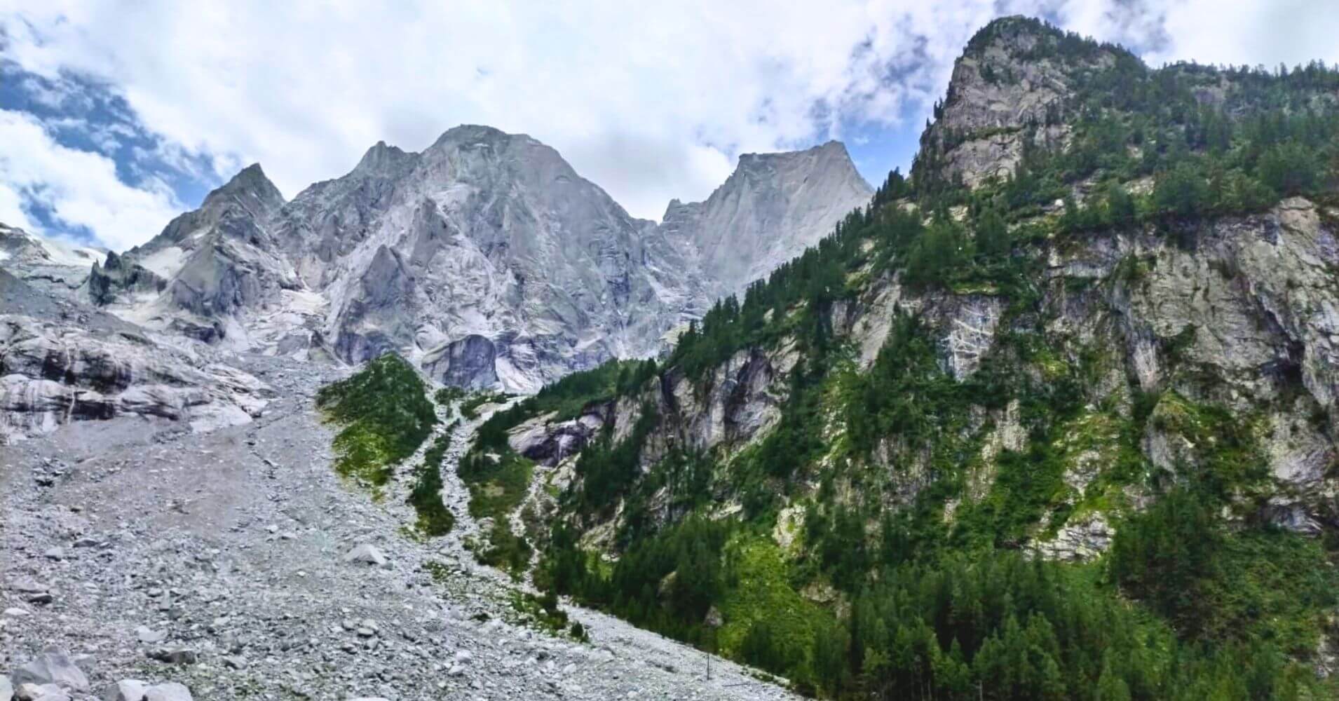 Morrena y desprendimientos en la ruta del Refugio Capanna Sasc Füra. Cara Norte del Piz Badile. Valle de Bondasca. Bondo. Suiza.
