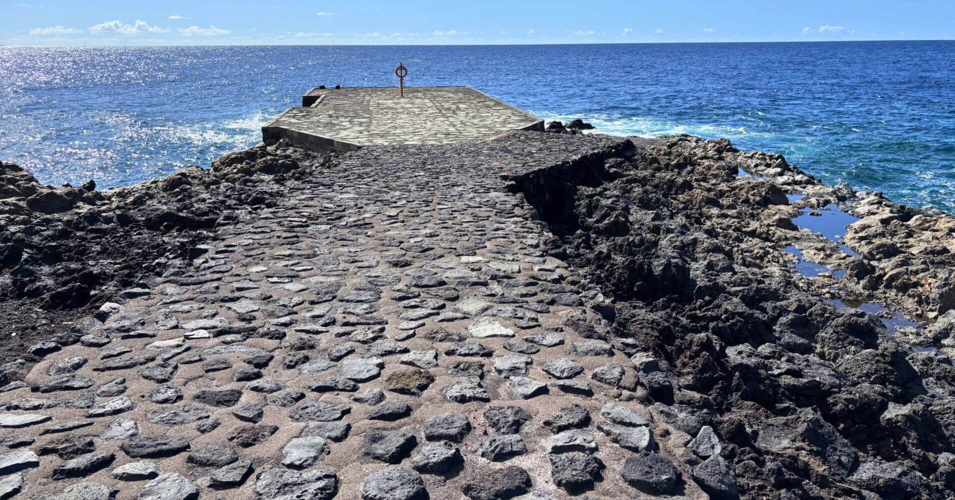 Muelle de Orchidia y Cruz de Navegantes. El Hierro, Islas Canarias.