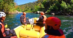 Navegando en el Rafting del Río Paiva. Geoparque Arouca. Portugal.