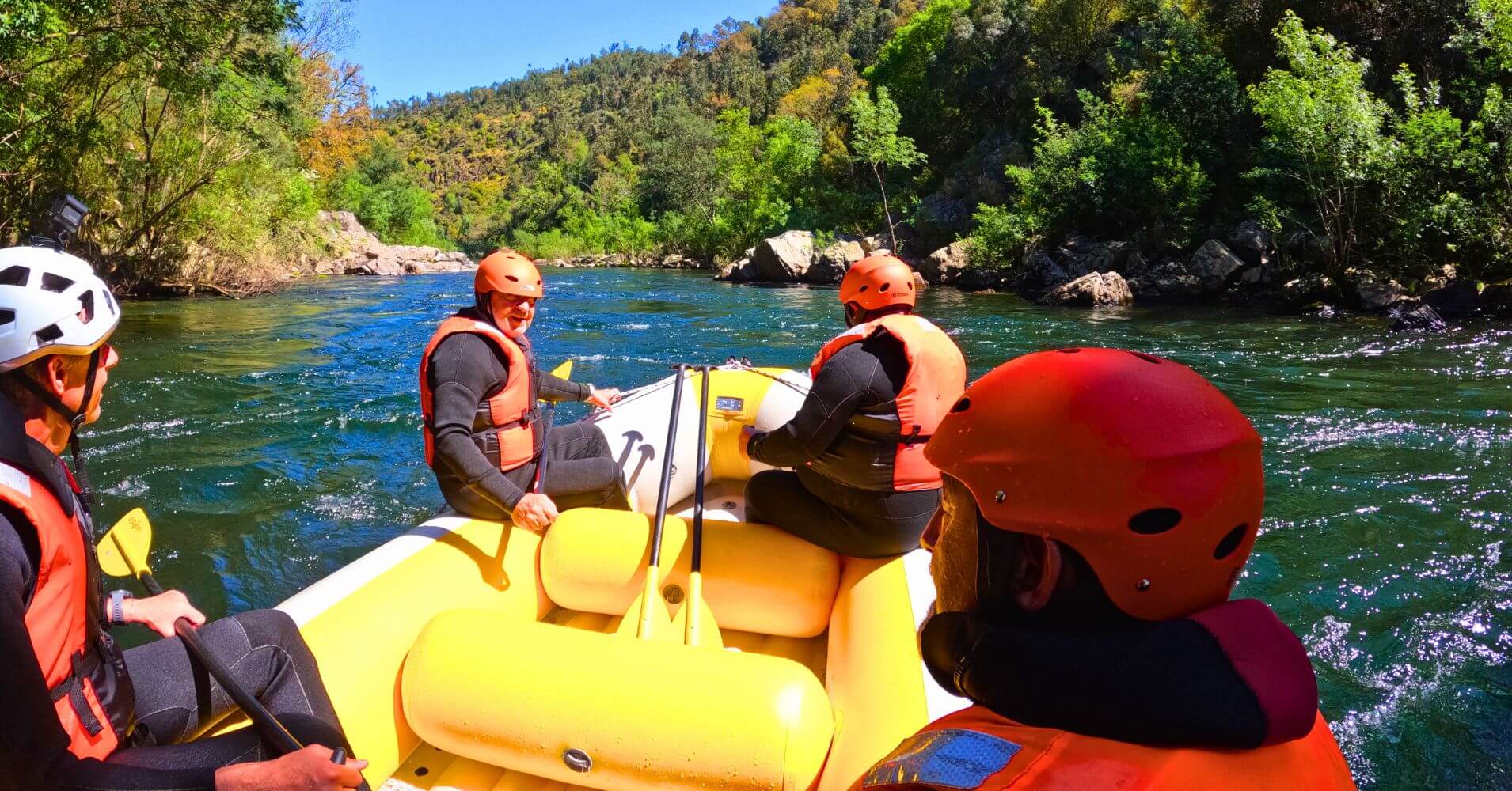 Navegando en el Rafting del Río Paiva. Geoparque Arouca. Portugal.