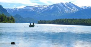 Navegando por El Lago Summit. Alaska. Estados Unidos.