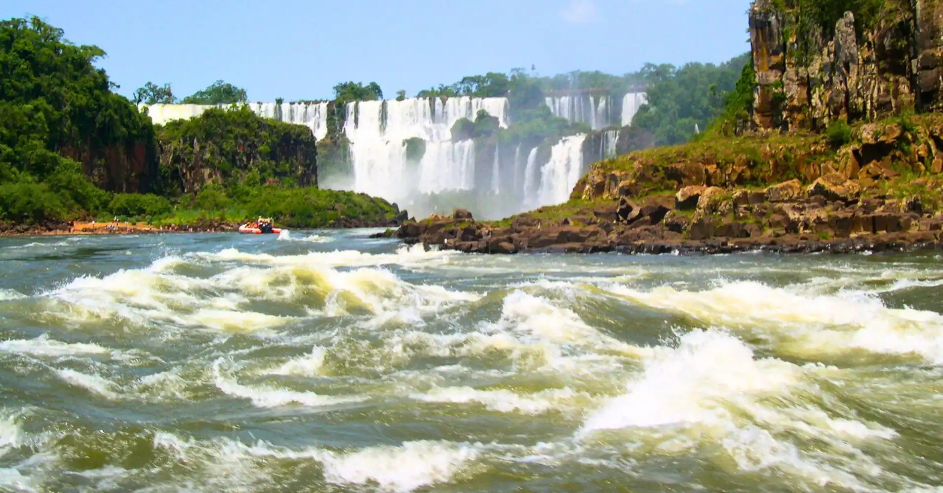 Navegando por Rápidos del Río Iguazú.