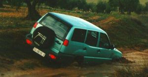 Nissan Terrano quedado en el barro.