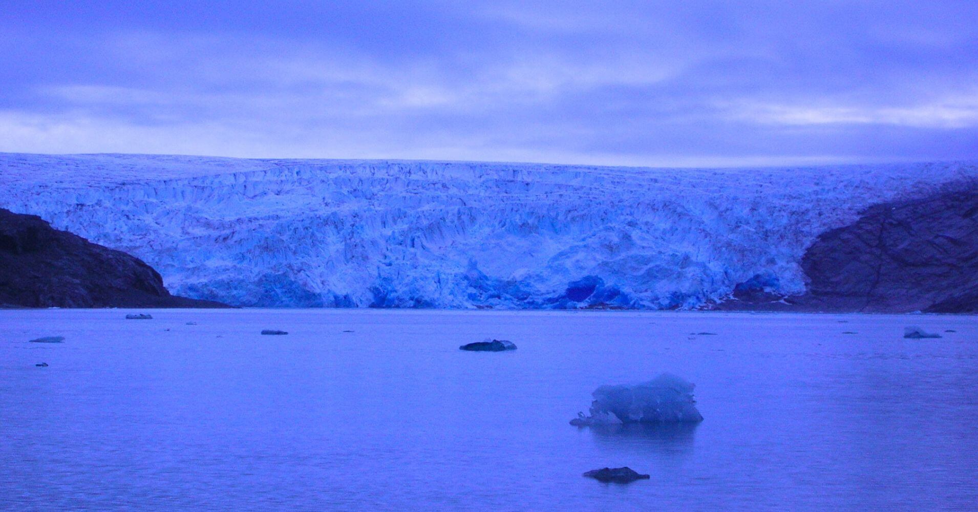 Noche en le Glaciar Qaleraliq. Groenlandia.