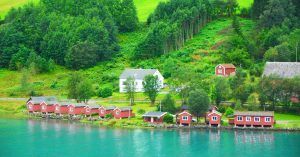 Nordfjord Fiordo del Norte. Camping y Bungalows. Vestlandet, Noruega.