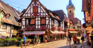 Obernai, Calle e Iglesia. Alsacia.