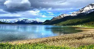 Paisajes de Lagos y Montañas Nevadas de Islas Lofoten y de Islas Vesterålen. Noruega.